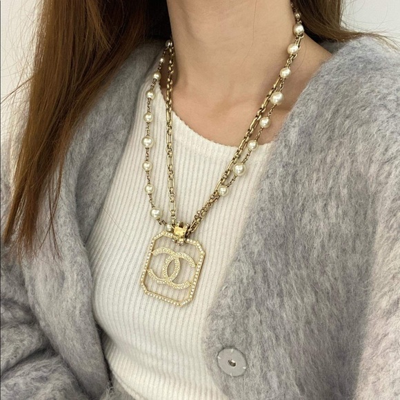 💓Sold💓Chanel medallion necklace with Pearl chain - Picture 2 of 7
